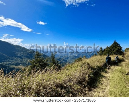 Two people hiking in the blue mountains in Jamaica