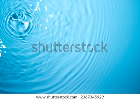 The clear blue water surface has a light blue wave when exposed to the light, giving it a refreshing nature and blurring the softness of the water surface.
