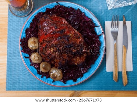 Baked knuckle with stewed red cabbage and baked onion, nobody