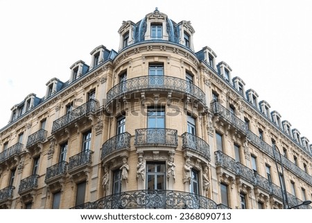 The architectural elegance of Toulouse through this image of a building with rounded corner and balcony. The design reflects the architectural heritage and presents unique urban aesthetics