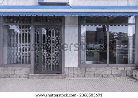 Commercial premises at street level 