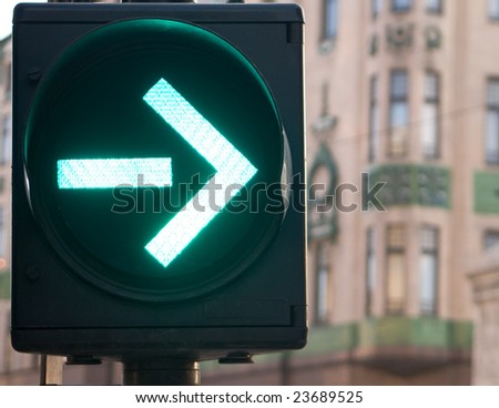 Arrow on semaphore is green , you can turn right now