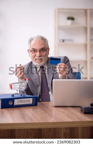 Old male employee in e-commerce concept Royalty-Free Stock Photo #2369082303