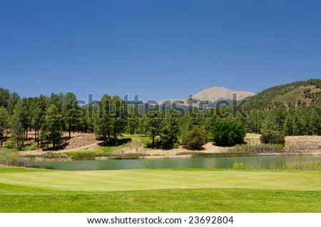 An image of a gorgeous golf course in Arizona
