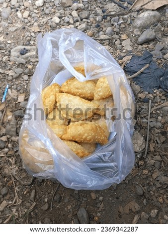A bag of pastel cookies (jalang kotek) placed on the ground on vacation. Indonesian specialty cake