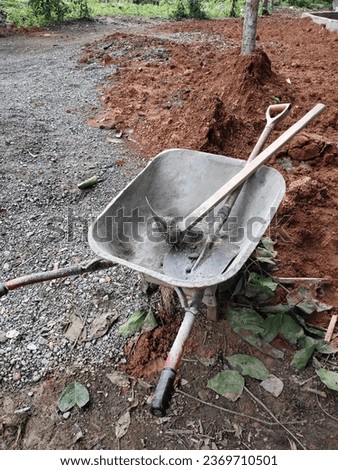 A wheelbarrow is equipment that is often used to transport materials, sand, soil and other materials.