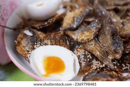 a plate of cooked mussels with a fried egg.