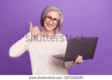 Photo of pensioner businesswoman thumb up recommend say yes for modern technologies use laptop macbook isolated on violet color background