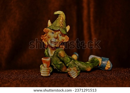 Decorative figurine of an elf.

Green ceramic figurine of an elf.Decorative decoration for table setting.Installed on the neck of the bottle.
