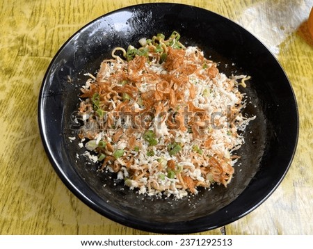 Original chicken noodles sprinkled with fried onions and sliced ​​spring onions