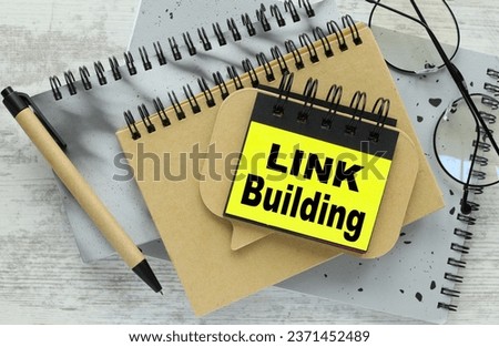 LINK BUILDING text on a yellow sticker on a gray notepad
