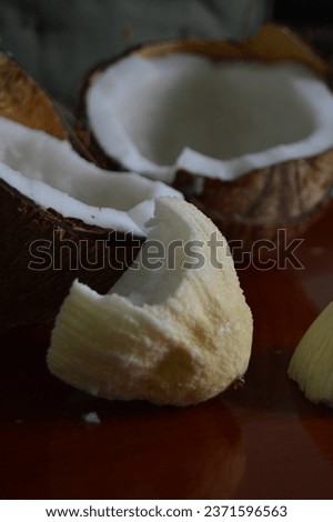 Coconut apple or coconut bread cut on rustic wooden board. Spongy white fruit known as cut coconut kernels. Maçã do côco 
