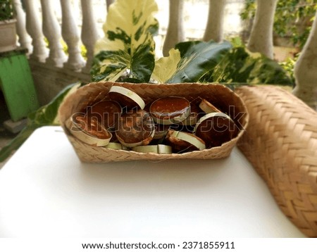 Brown sugar in a capsule-shaped container made of bamboo, where the brown sugar in the picture is ready to be sold