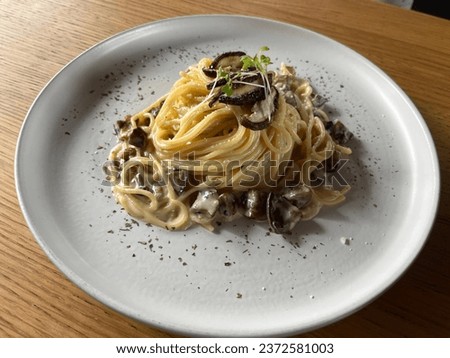 A plate of spaghetti with mushroom sauce