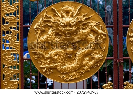 Luxurious gold Chinese dragon sculpture