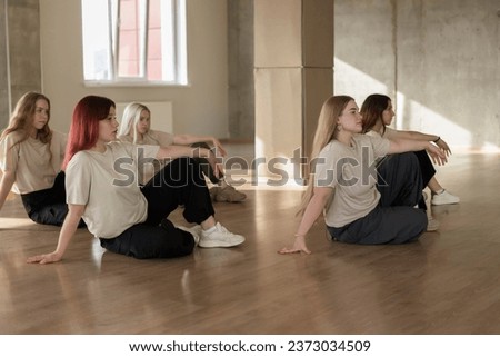 dance crew of girls doing moves on the floor, parter dance