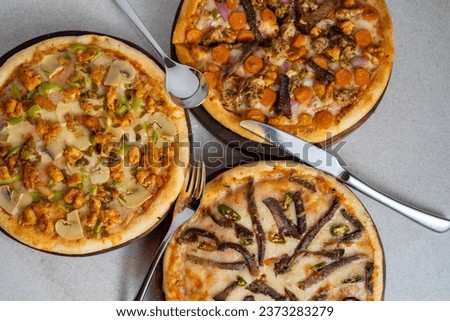 Homemade BBQ Pizza. A delicious butter chicken pizza with red pepper, red onion, capsicum and cilantro. pizza slice isolated on cutting board top view. Italian fast food.  tasty fast food, American
