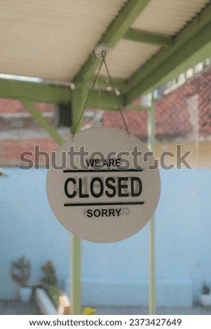 the shop plaque says closed as a sign that the shop has closed