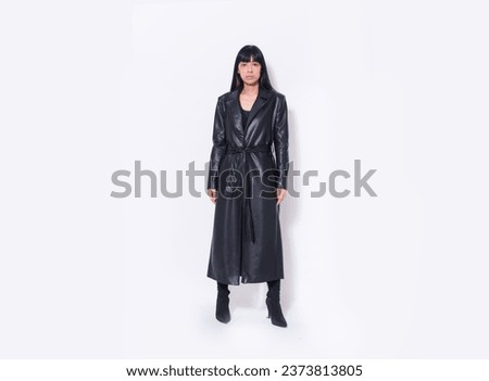 full length of young woman poising ,Indoor studio shot on white background
	
