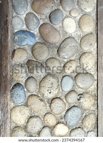 The surface is formed by the arrangement of colorful stones. It is a natural beauty and can be adapted as a walkway.