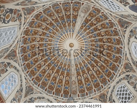 The interior decorations of the mosque are mosaics and inscriptions. Arabic writings.