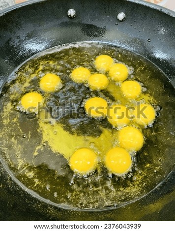 eggs in a pan, cook.