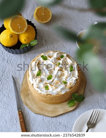 Top view of cheesecake with lemon