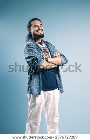 Portrait of a Brazilian wearing a button-up shirt and jeans, with arms crossed, smiling, in three quarter front view, looking at the camera - Belém - Pará - Brazil