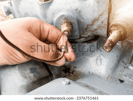 Check for oil leaks in the chiller machine compressor using the hands, check the oil visually with your fingers.