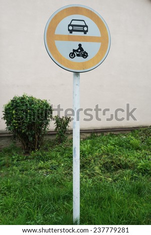 Sign, which confines passage of cars and motorcycles.