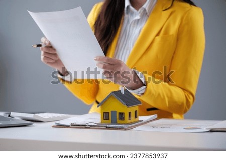 Real estate agent Delivering sample homes to customers, mortgage loan contracts.