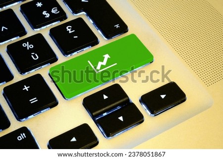 Close up on a green key with a white Market rise sign on it.