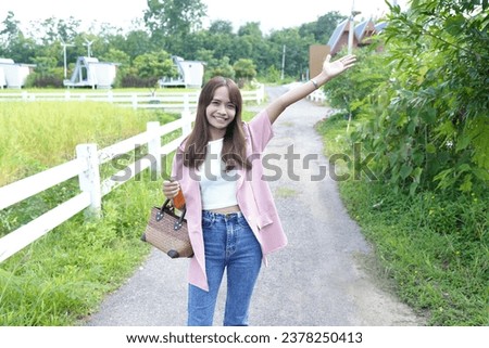 happy woman Take pictures at tourist attractions