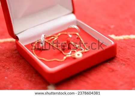 Penting untuk diingat bahwa kalung pernikahan adalah salah satu elemen dari sejumlah perhiasan pernikahan yang mungkin digunakan dalam upacara pernikahan, seperti cincin pernikahan, anting-anting, dan Royalty-Free Stock Photo #2378604381