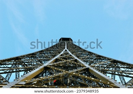 Pictures of the Eiffel Tower in October with a beautiful contrast with the clouds