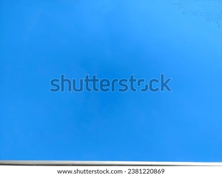 bright blue sky And the brown frame base is a sign, banner, base, frame, background, blue space, clouds, can put text prominently, can be applied.
