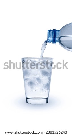 Photo pouring water from the left into a glass with ice,Edit pictures with a blue filter.