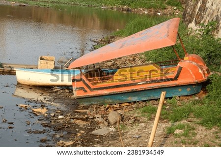 the boat on the edge of the lake was stranded