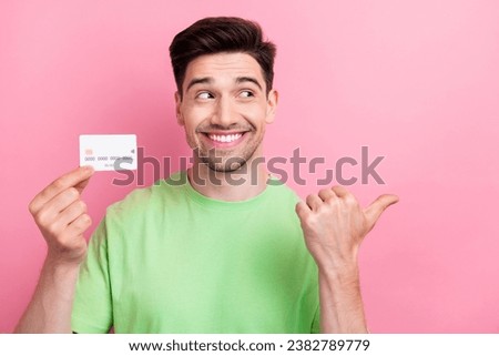 Photo young smiling happy man wear green t shirt indicate finger mockup default account user credit card isolated on pink color background