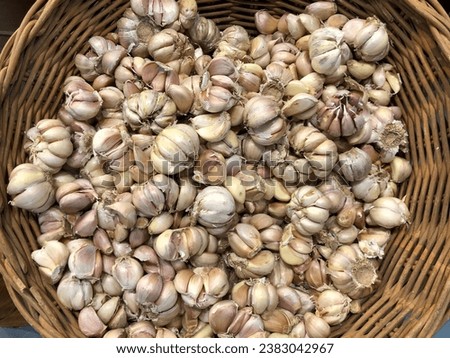 garlic in wooden rattan basket