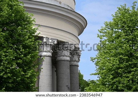 round corner of a historic building with columns