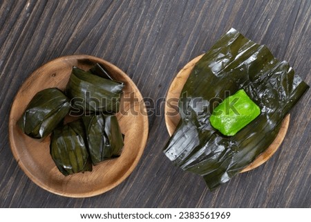 Malay glutinous rice ball call kuih koci on wooden plate with wooden background