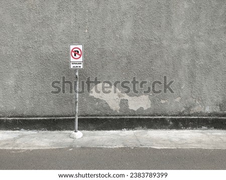 No stopping sign on the side of the house wall