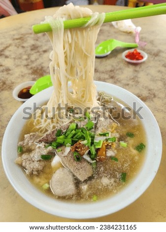 Seriously, nothing beats a good bowl of freshly-made, piping noodle soup with fresh pork, fried pork lard and an added egg. Also, deep-fried pork lard will definitely enhance it further.