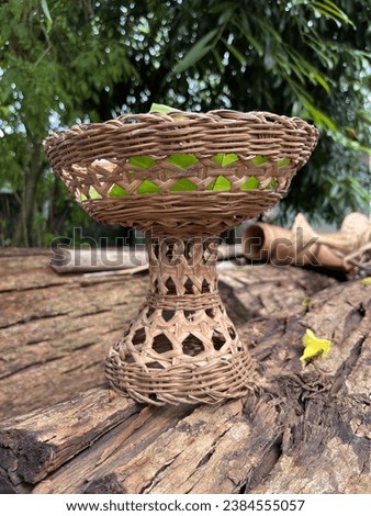 ray with pedestal: Woven from natural bamboo.