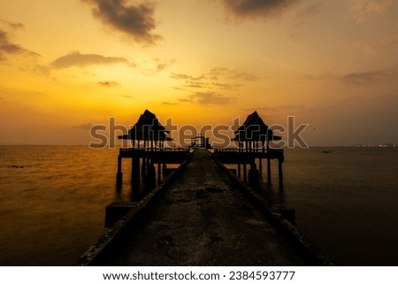 Background view Close-up of panoramic views (sea, bridge, twilight sky) is a natural beauty, the wallpaper of the morning sun.