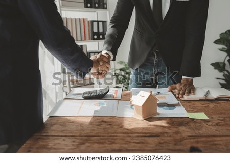Talking with a real estate expert, Discuss property investments, A customer is having a financial meeting with an investment professional regarding the purchase of a home, real estate idea.