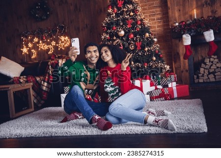 Photo of two people friends familt celebrate christmas in decor decoration room indoors blogging make selfie v sign
