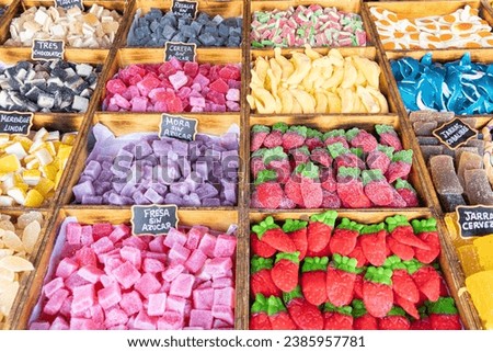 Colorful assortment of homemade candies with fruit flavors.
Translated text: sugar free blackberry, strawberry, licorice and cherry; three chocolates, lemon meringue, cubalibre and beer.