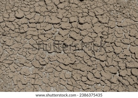 Drought caused by the Holy Child phenomenon caused the land to dry up and crack.